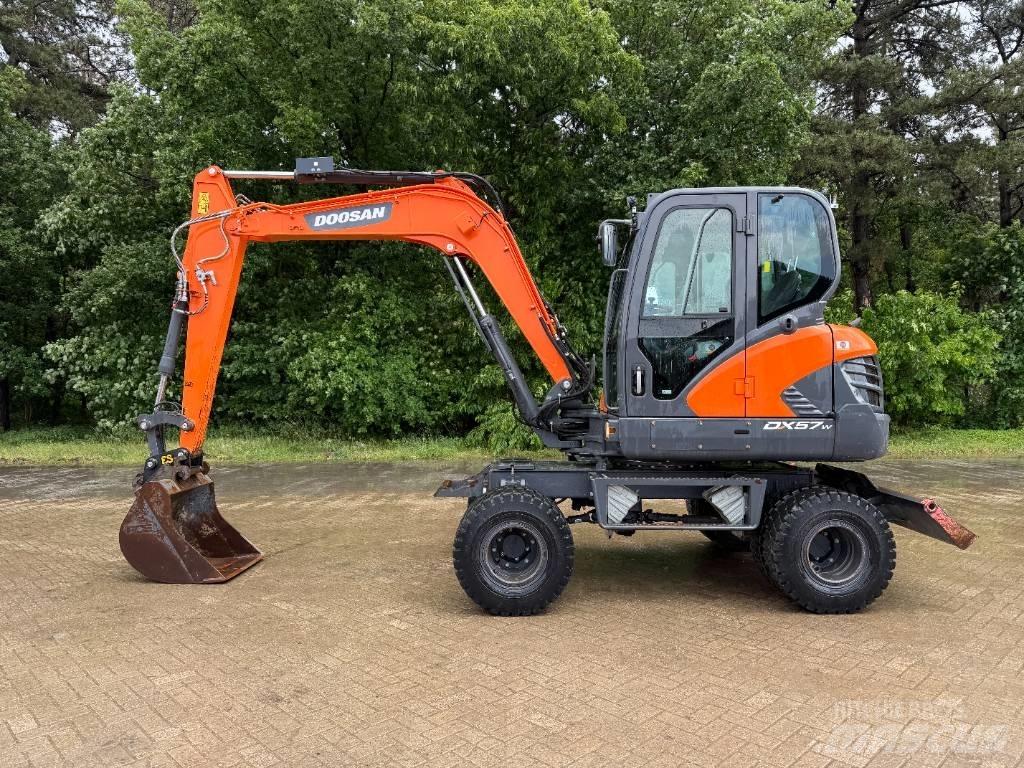 Doosan DX 57 W ホイール式油圧ショベル（パワーショベル・ユンボ・バックホー）