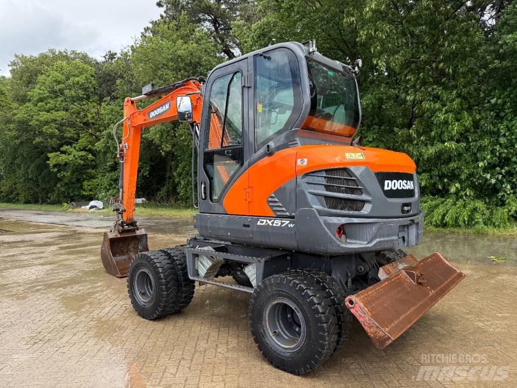 Doosan DX 57 W ホイール式油圧ショベル（パワーショベル・ユンボ・バックホー）