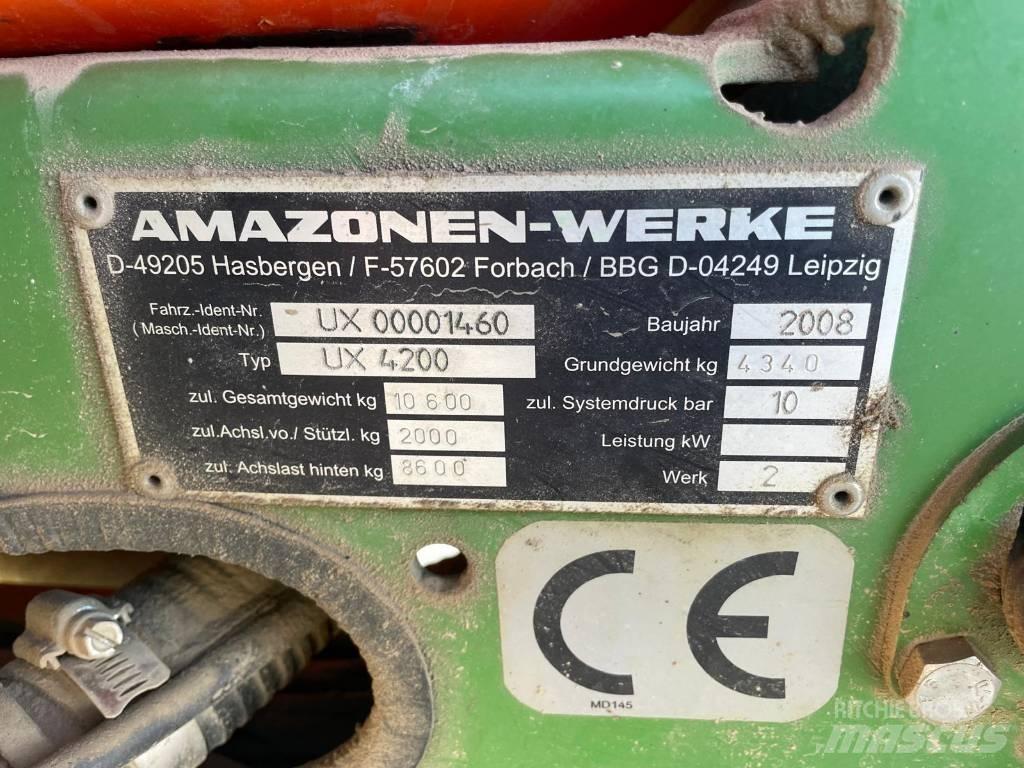Amazone UX 4200 牽引型スプレイヤー