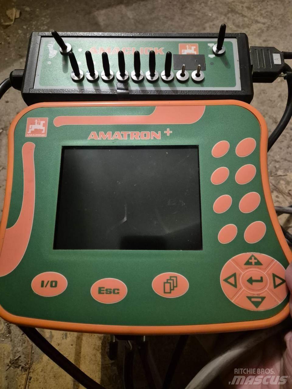 Amazone UX 4200 牽引型スプレイヤー