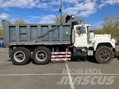 Mack RD 690 SX ダンプ