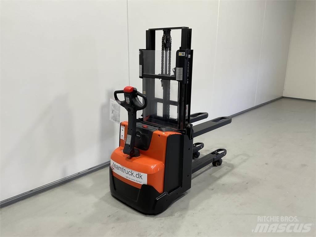 Toyota SWE200D 自走式スタッカー