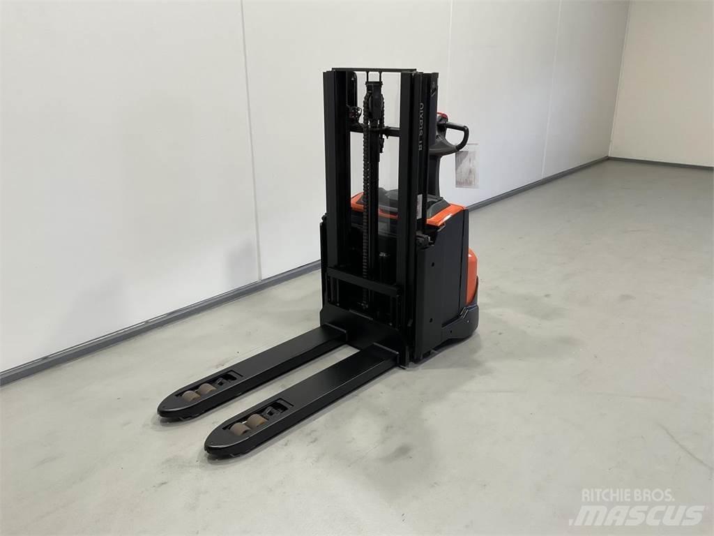 Toyota SWE200D 自走式スタッカー