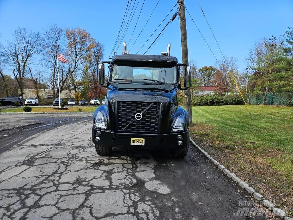 Volvo VNX 64 T300 平ボディー