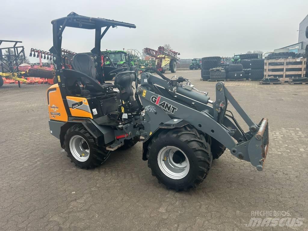 GiANT 2300 Xtra HD 多目的ローダー
