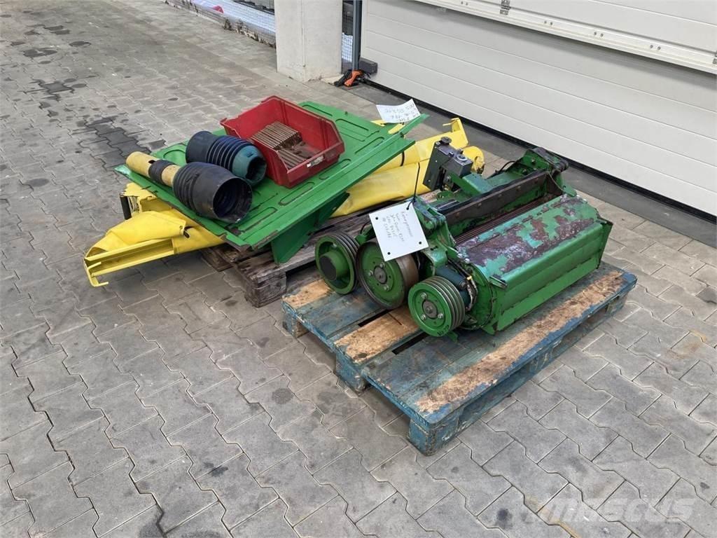 John Deere 8300 自走式フォレージハーベスター