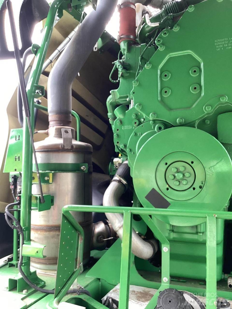 John Deere 8300 自走式フォレージハーベスター