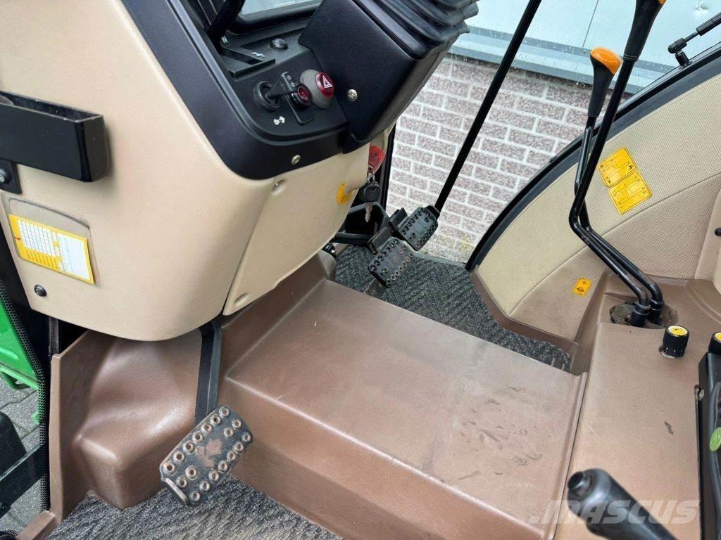 John Deere 5215 砂と塩撒き専用車