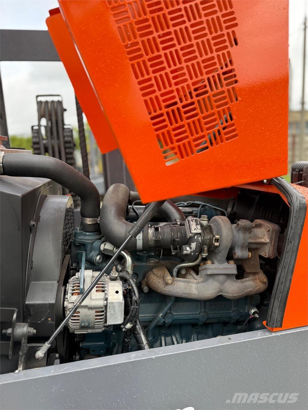 Combilift C5000 XL 全方向リーチ型フォークリフト