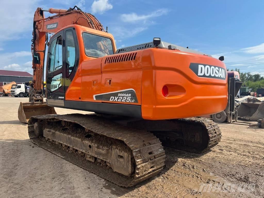 Doosan DX 225 LC 大型油圧ショベル12t以上（パワーショベル・ユンボ）