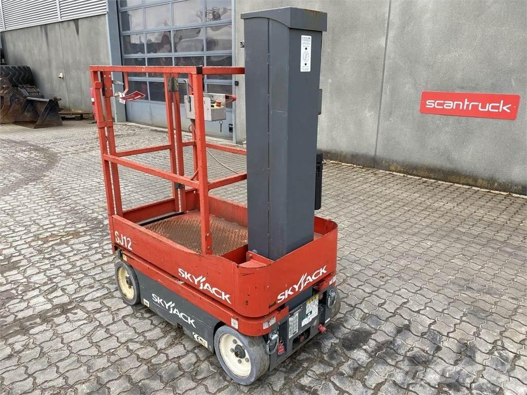 SkyJack SJ12 垂直昇降型リフト
