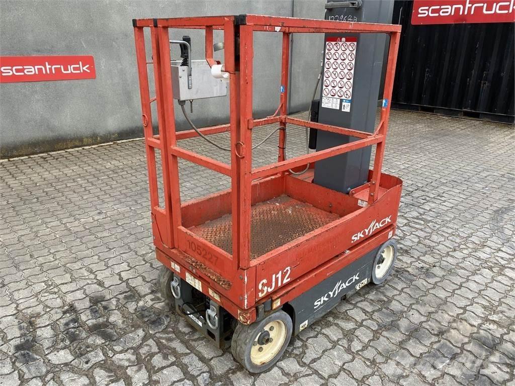 SkyJack SJ12 垂直昇降型リフト