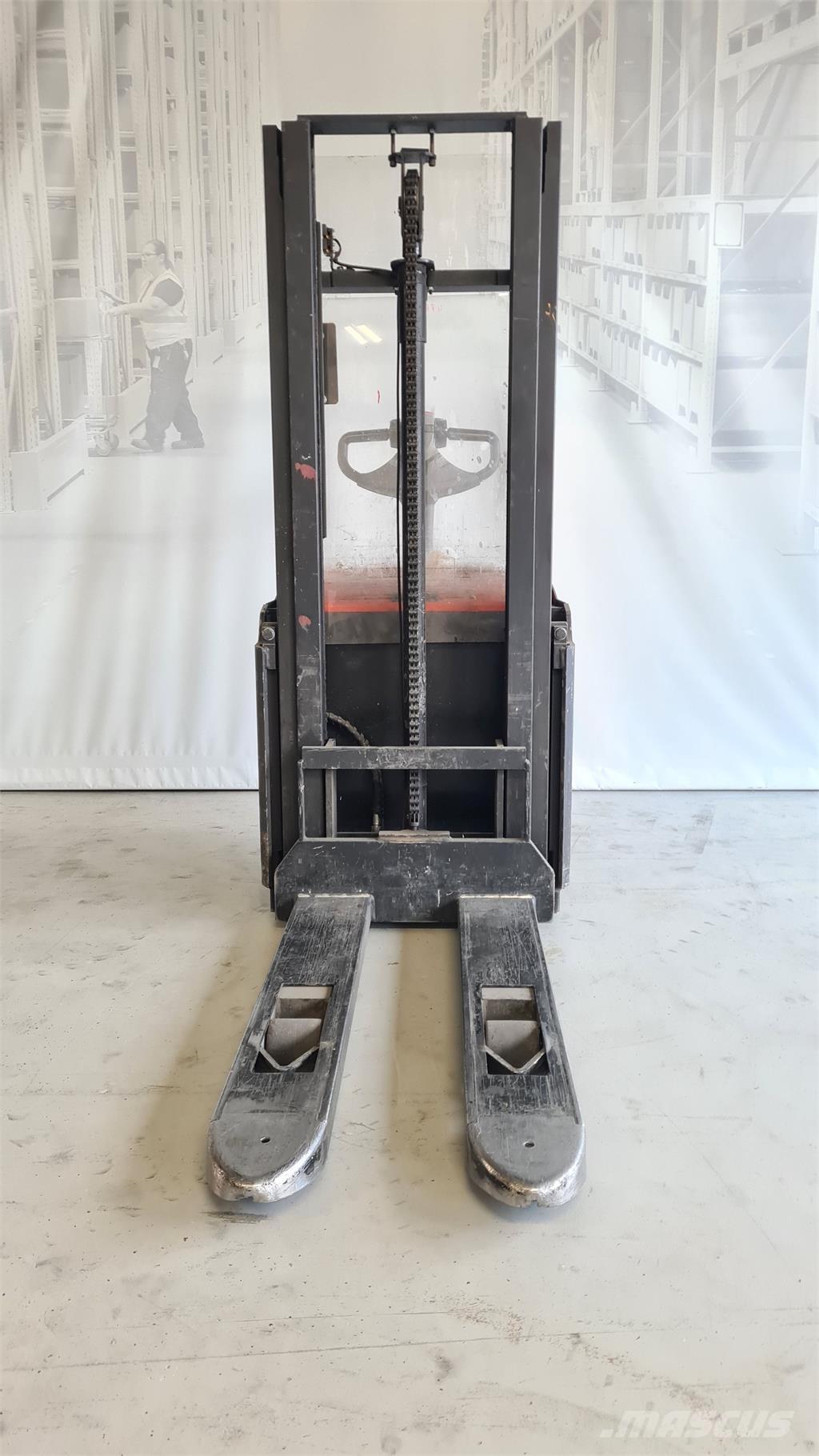 Toyota SWE120 自走式スタッカー