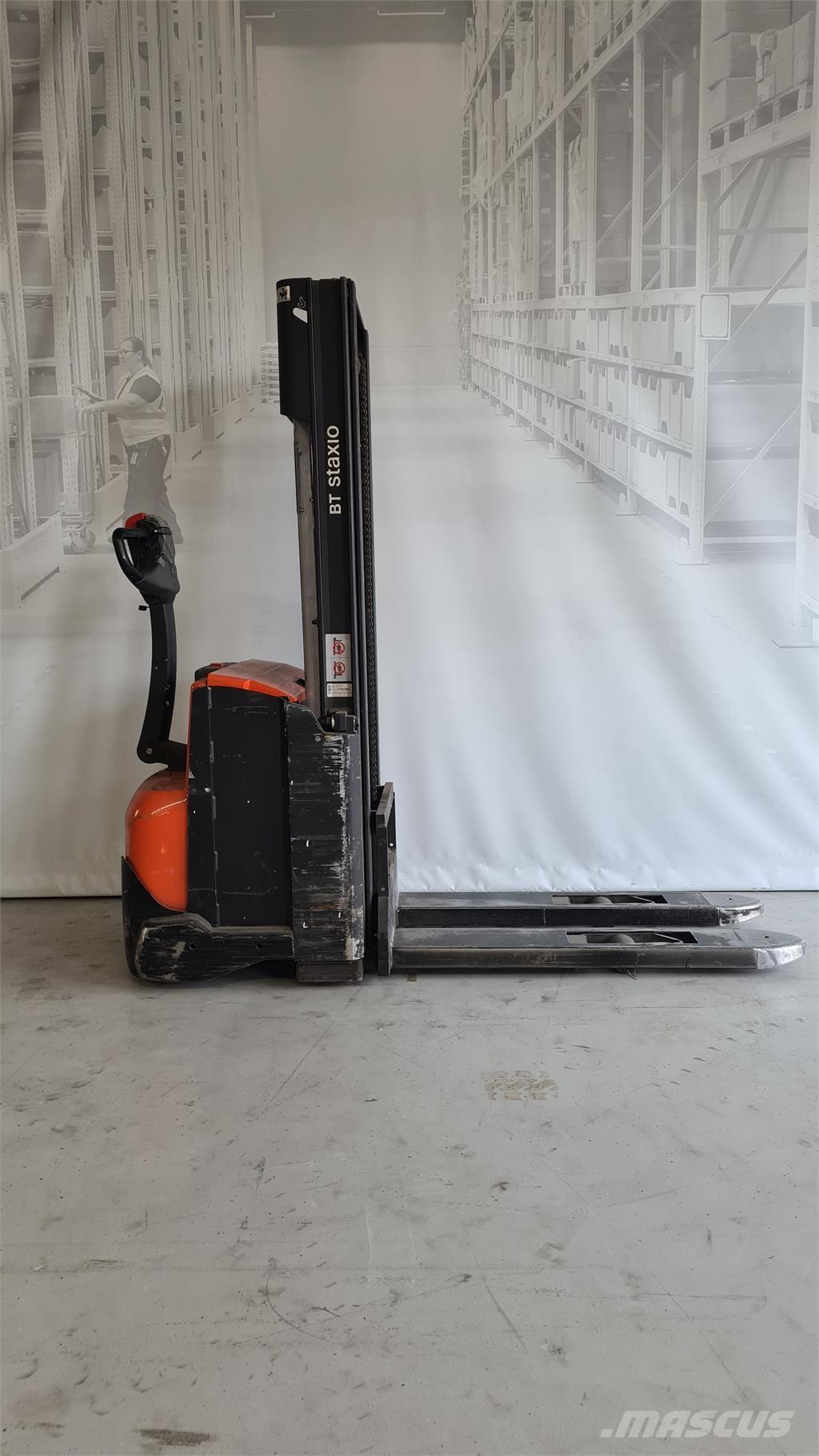 Toyota SWE120 自走式スタッカー