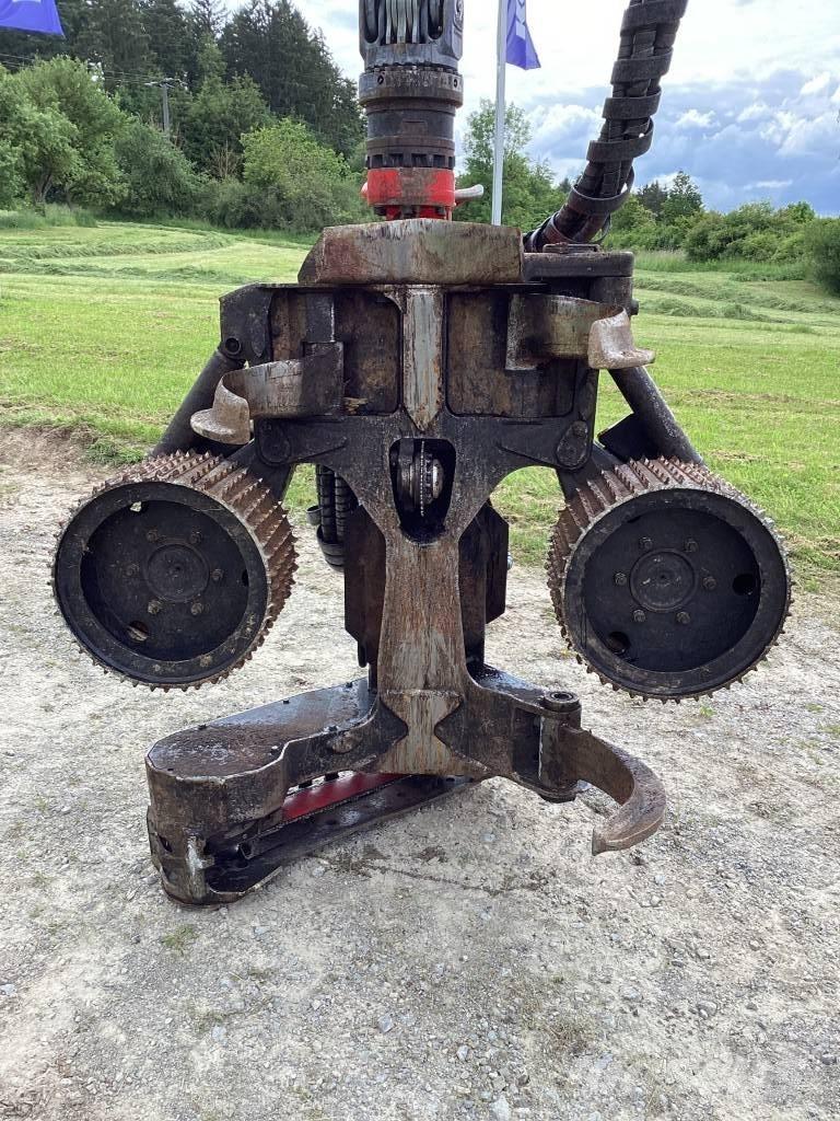 Komatsu S132 枝払い機