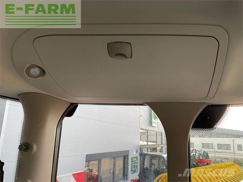 John Deere 6R 215 トラクター