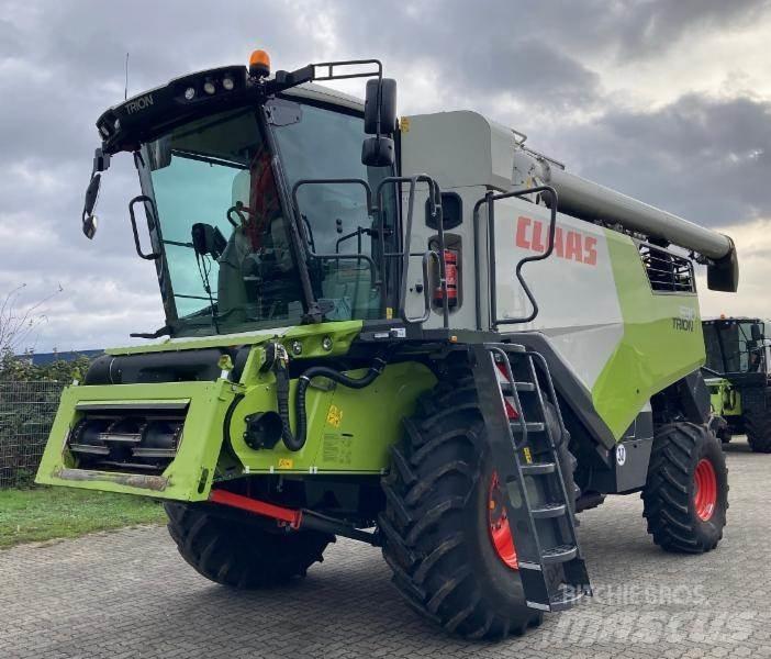 CLAAS TRION 530 コンバイン