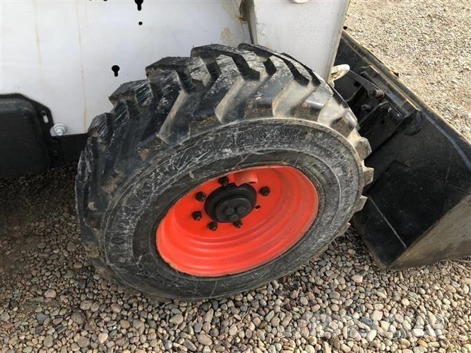 Bobcat S 300 スキッドステアローダー