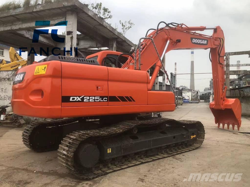 Doosan DX 225 LC 大型油圧ショベル12t以上（パワーショベル・ユンボ）