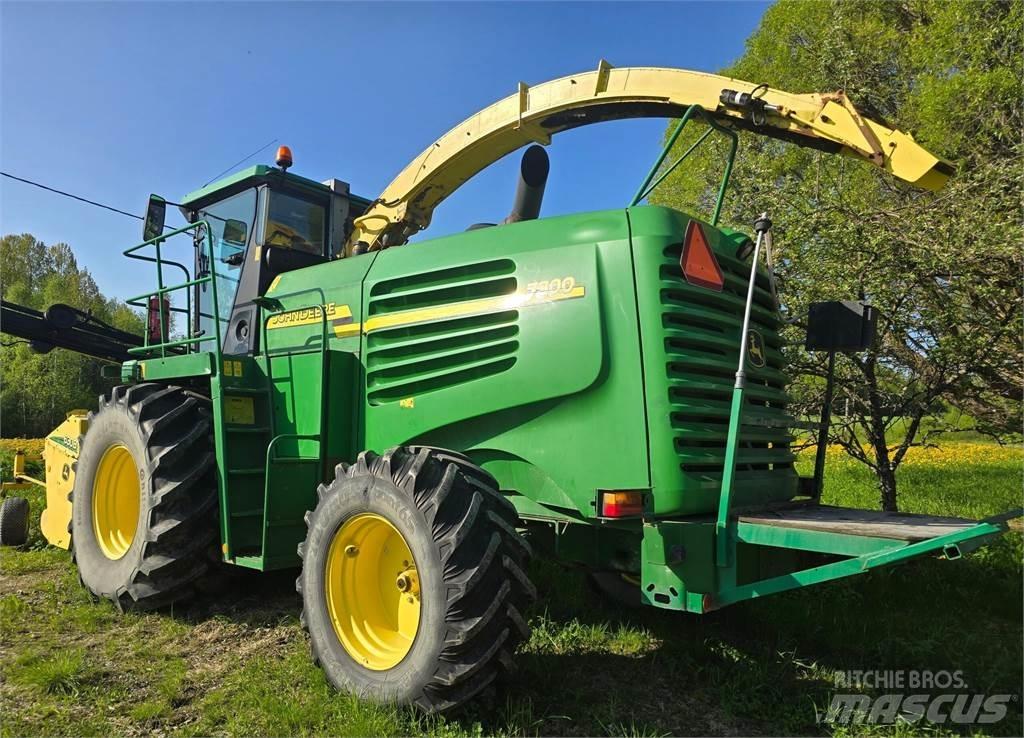 John Deere 7300 自走式フォレージハーベスター