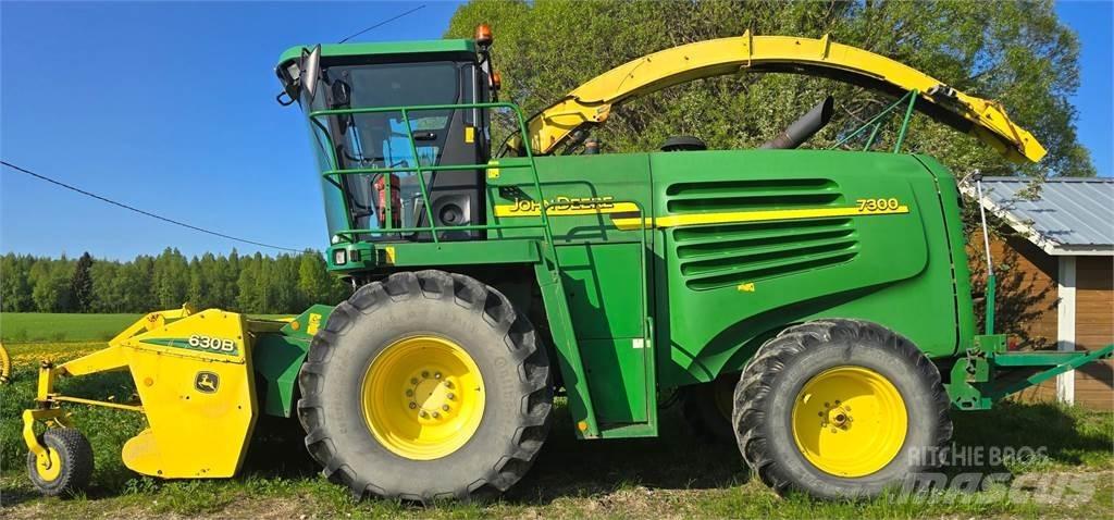 John Deere 7300 自走式フォレージハーベスター