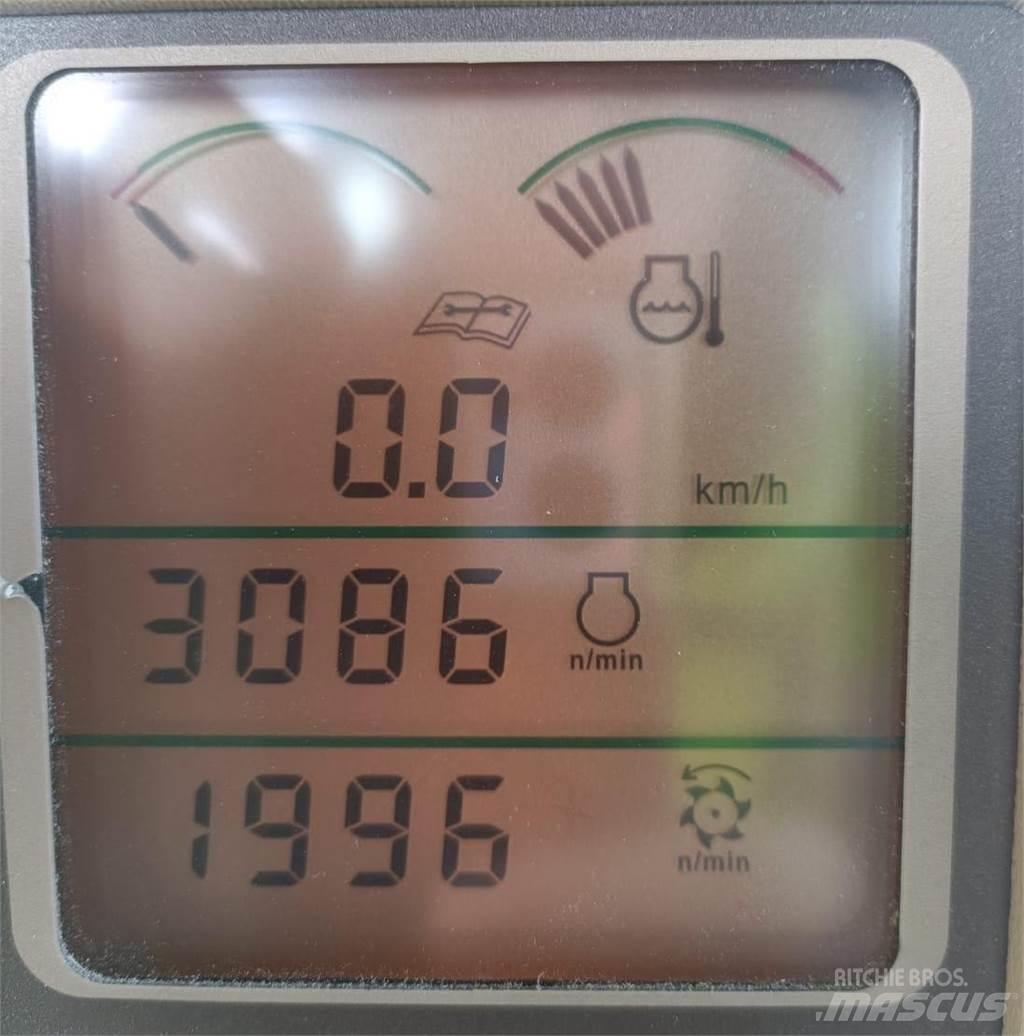 John Deere 7300 自走式フォレージハーベスター