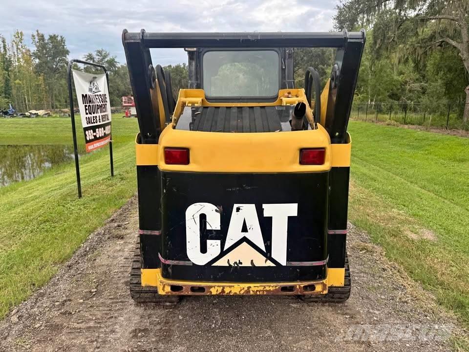 CAT 257B スキッドステアローダー