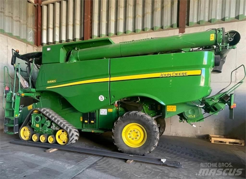 John Deere S690i コンバイン