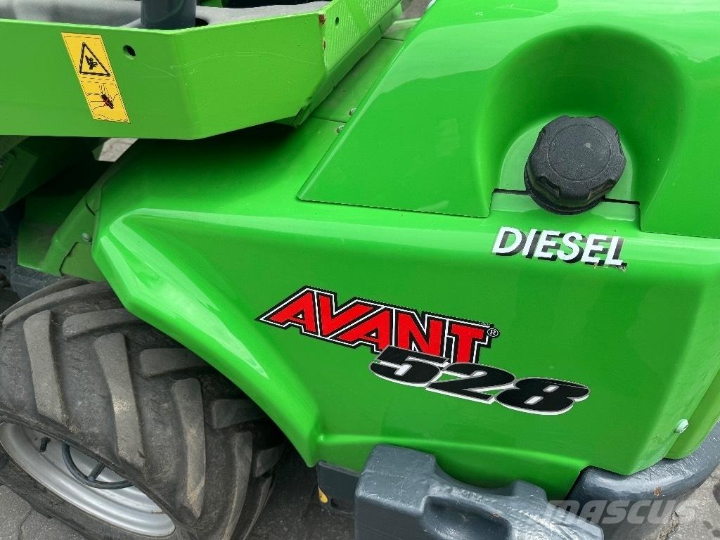Avant 528 ミニローダー