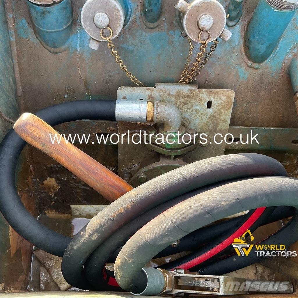  CONQUIP FUEL BOWSER 燃料タンクと添加剤用タンク