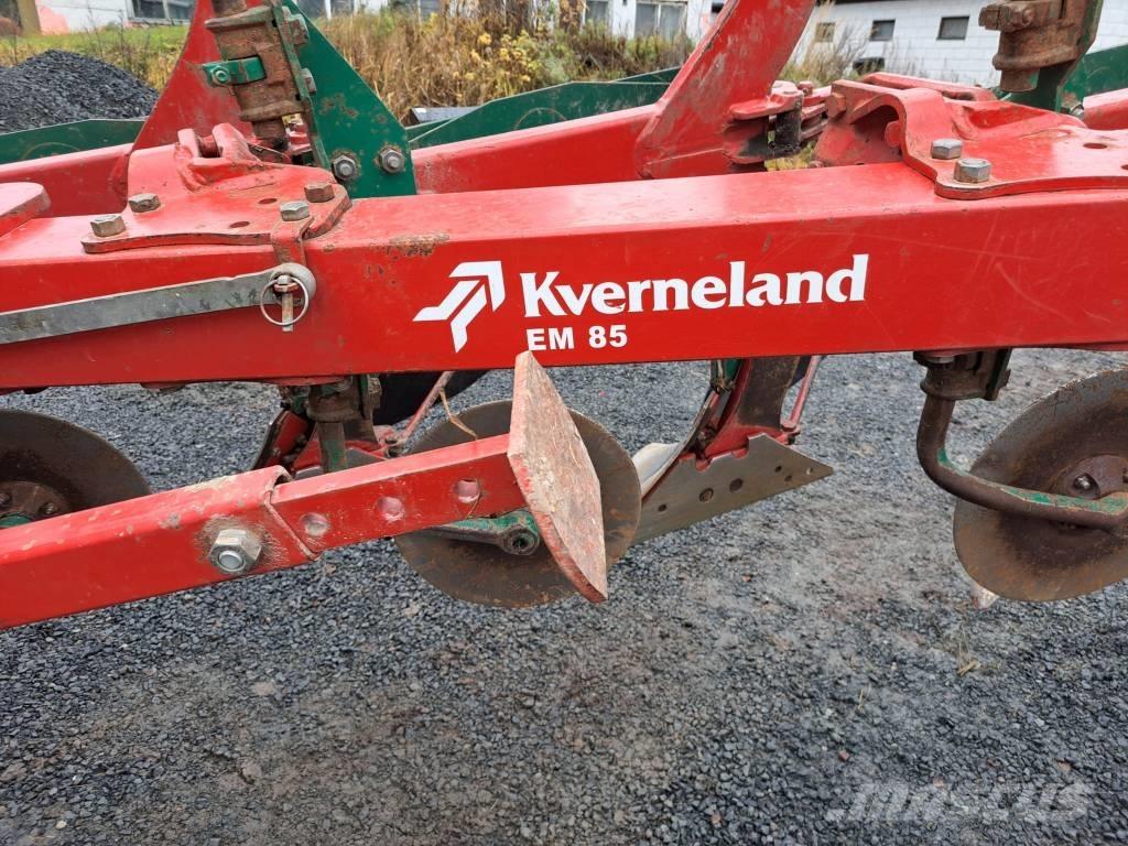 Kverneland EM 85 リバーシブルプラウ