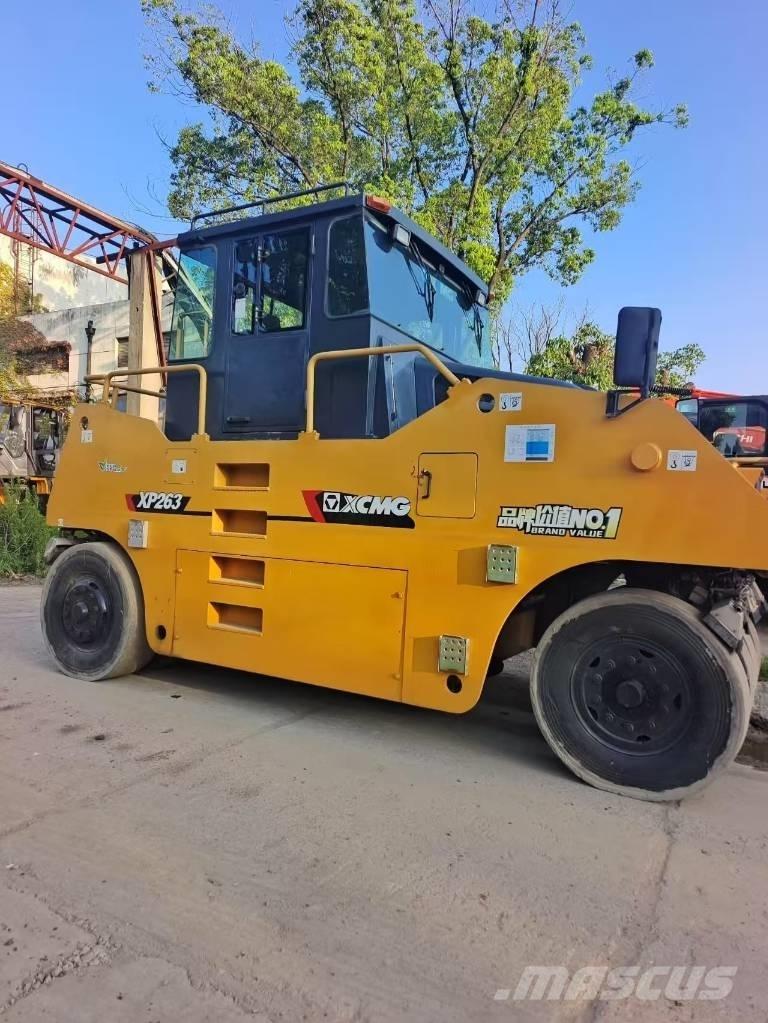 XCMG XP 263 タイヤローラ