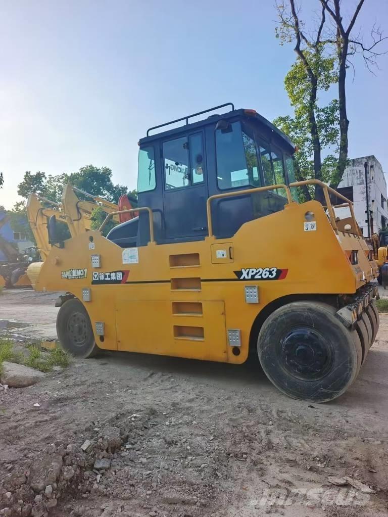 XCMG XP 263 タイヤローラ
