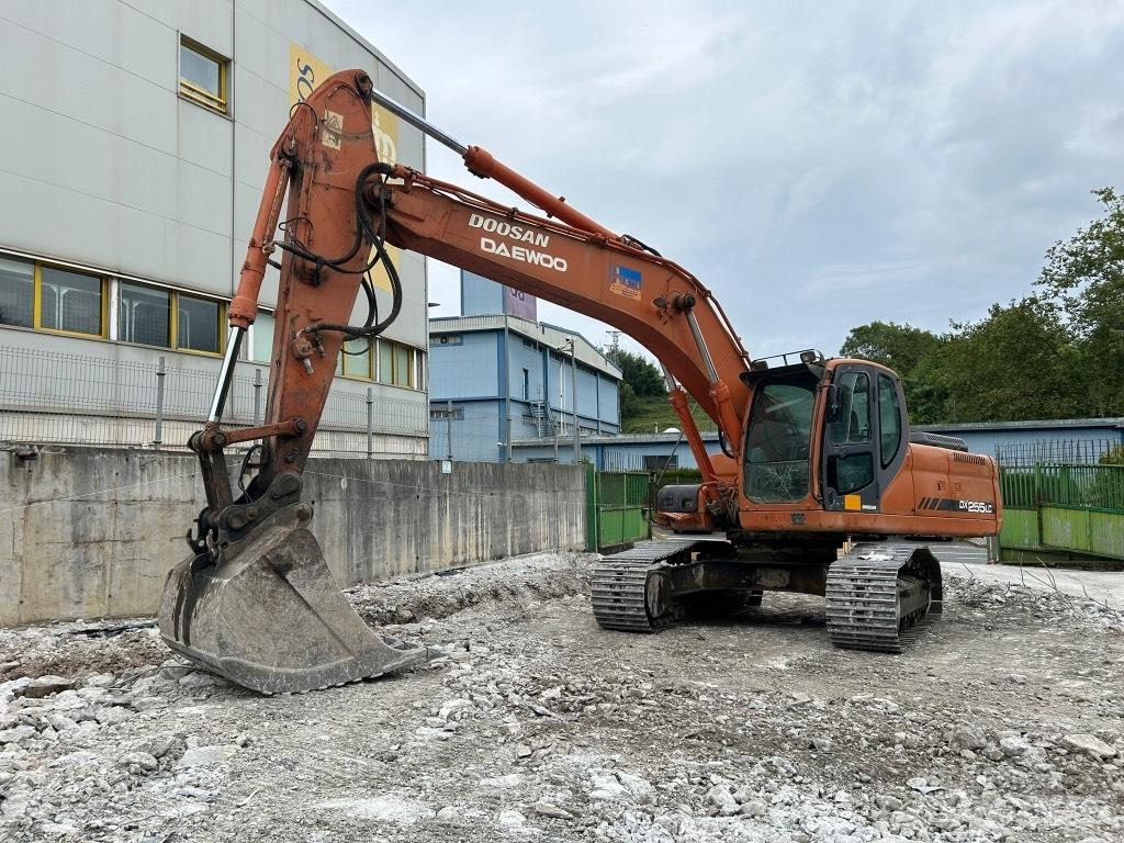 Doosan DX 255 LC 大型油圧ショベル12t以上（パワーショベル・ユンボ）