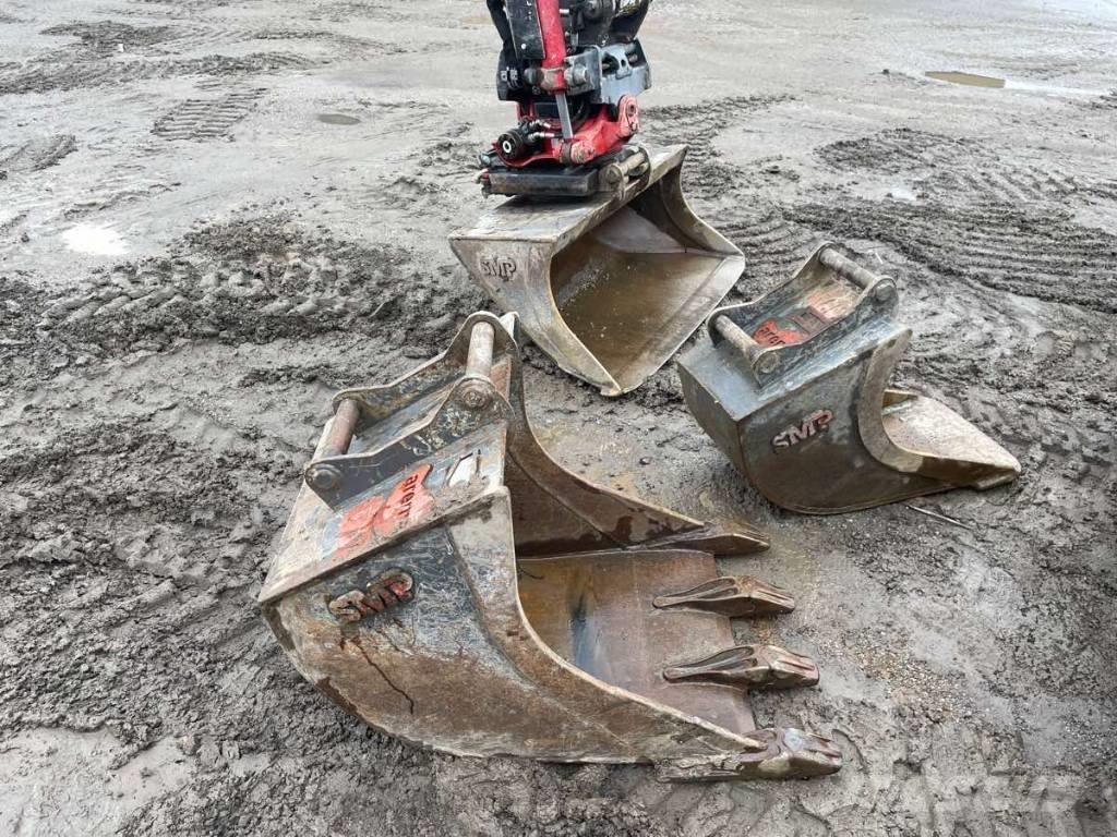 Takeuchi TB 240 ミニ油圧ショベル 7t以下（ミニユンボ・ミニディガー）