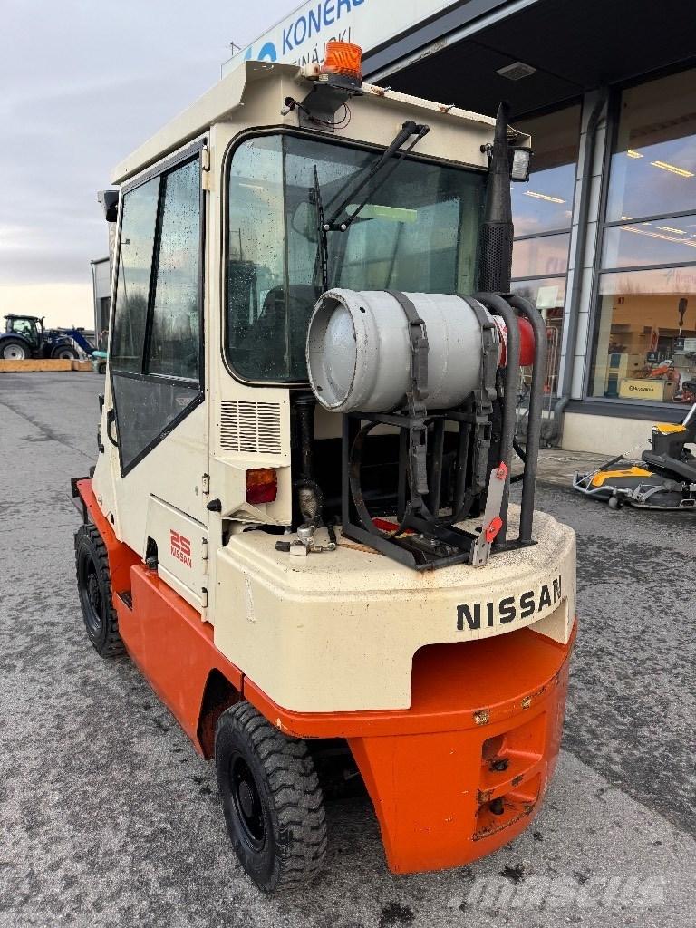 Nissan 25 LPGフォークリフト