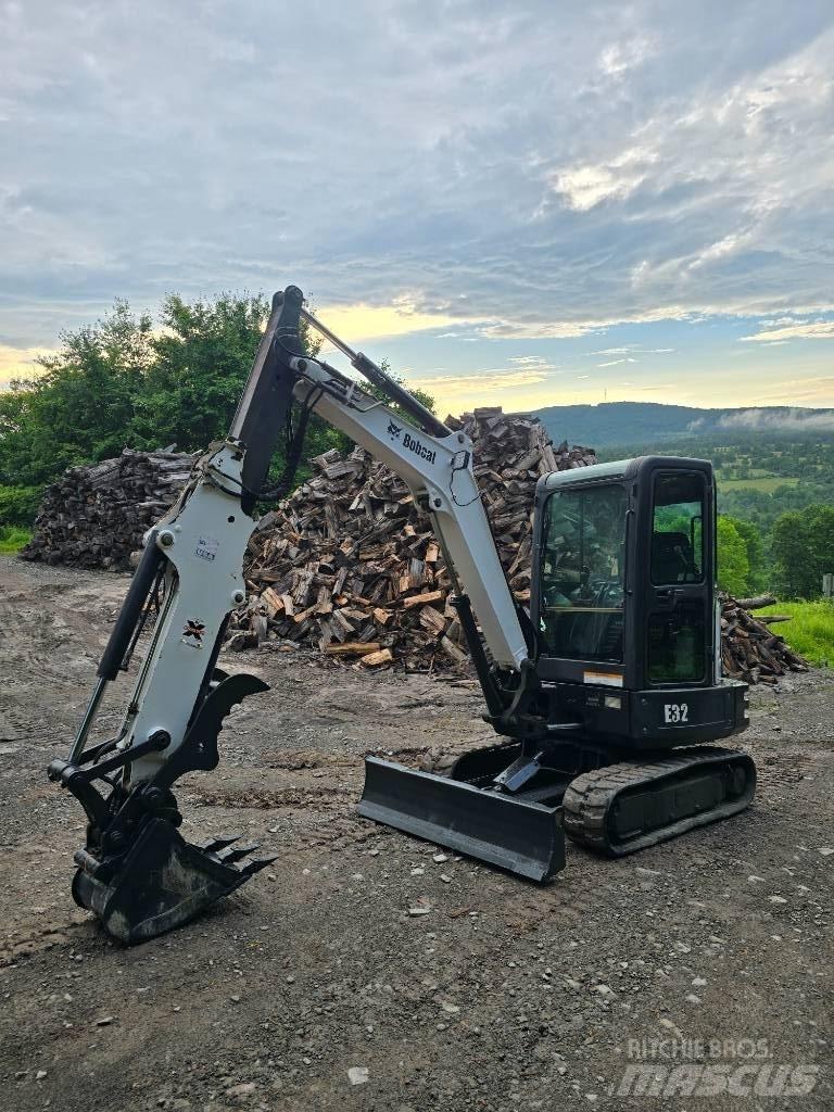 Bobcat E 32 ミニ油圧ショベル 7t以下（ミニユンボ・ミニディガー）
