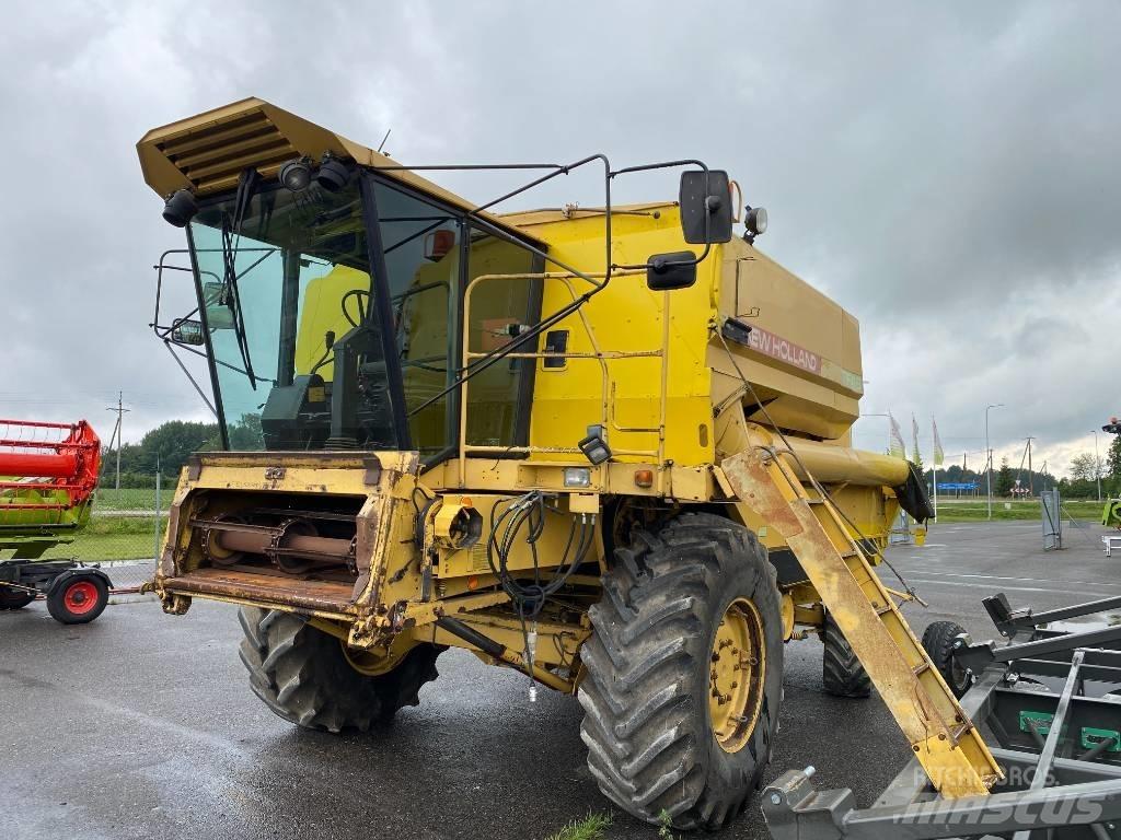 New Holland TF 46 コンバイン