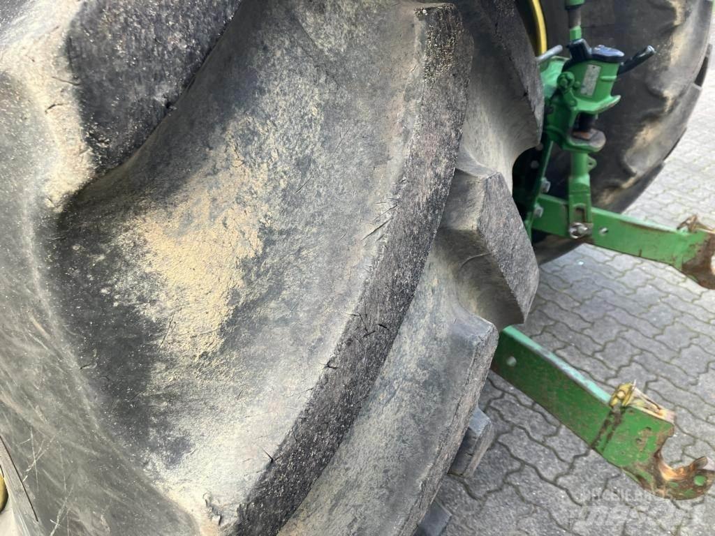 John Deere 6215R トラクター