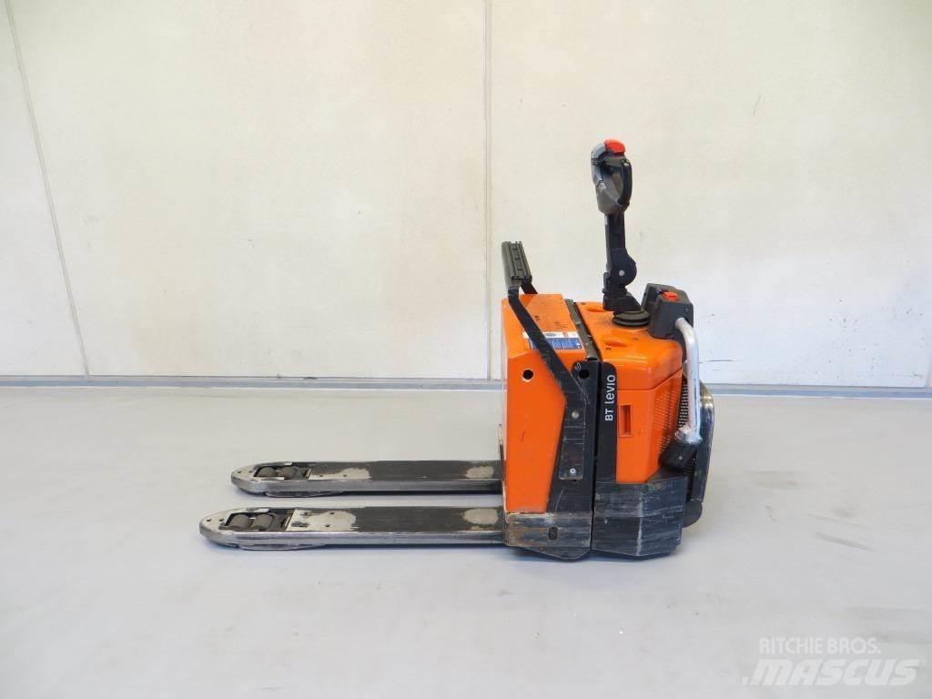 BT LPE200/8 ローリフトとプラットフォーム