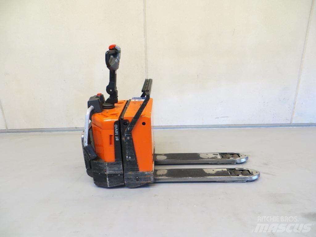BT LPE200/8 ローリフトとプラットフォーム