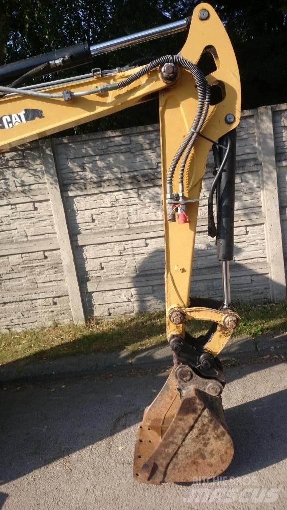 CAT 302.7 D 中型油圧ショベル 7ｔ-12ｔ（ユンボ・パワーショベル・バックホー）