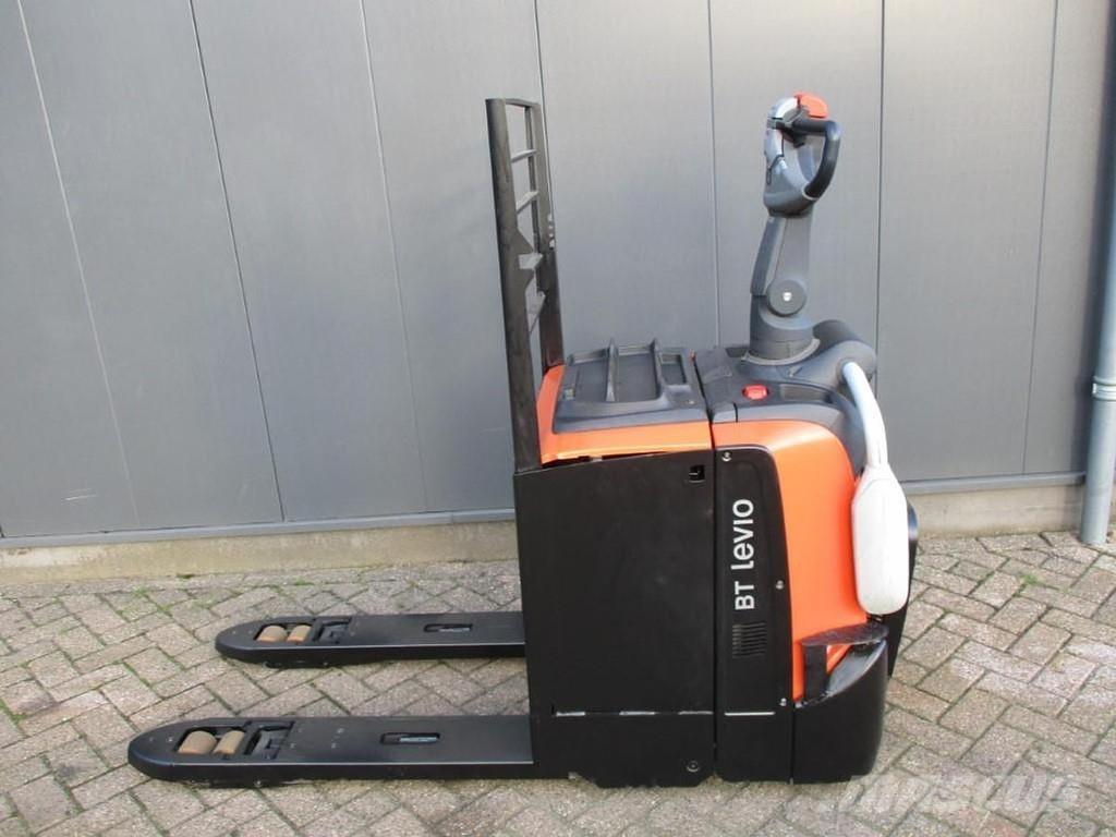 Toyota LPE250 ローリフトとプラットフォーム