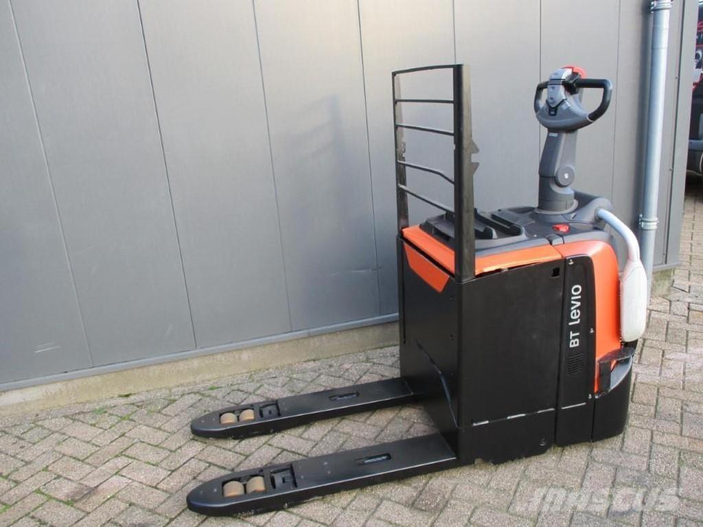 Toyota LPE250 ローリフトとプラットフォーム