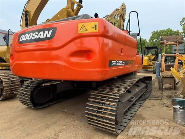 Doosan DX 225 LC 大型油圧ショベル12t以上（パワーショベル・ユンボ）