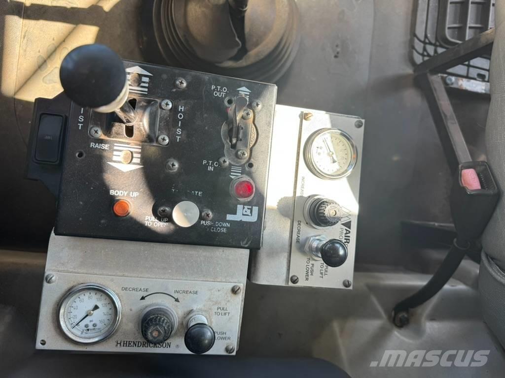 Mack GU813 ダンプ