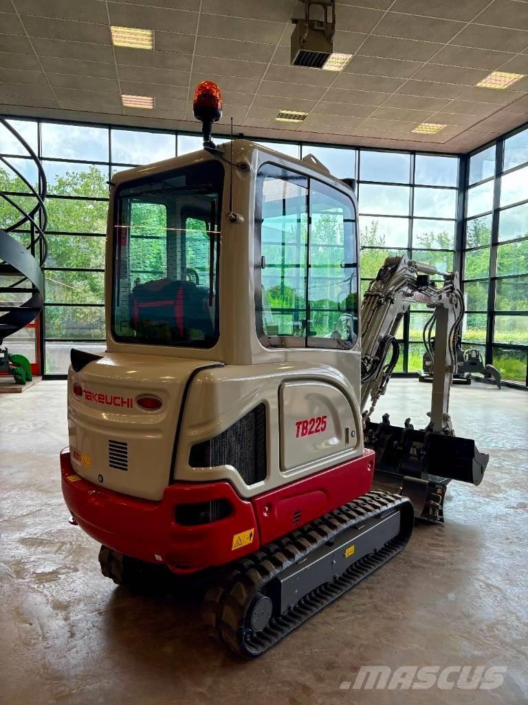 Takeuchi TB 225 ミニ油圧ショベル 7t以下（ミニユンボ・ミニディガー）