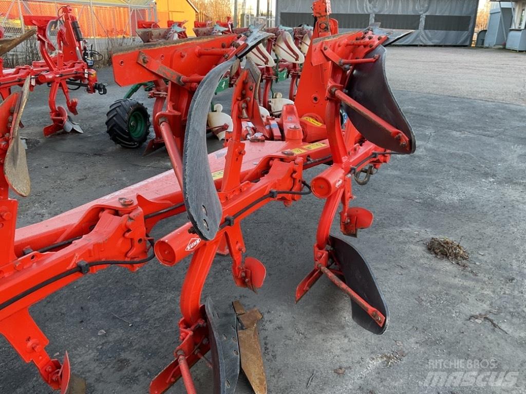 Kuhn Vari-Master 122 リバーシブルプラウ