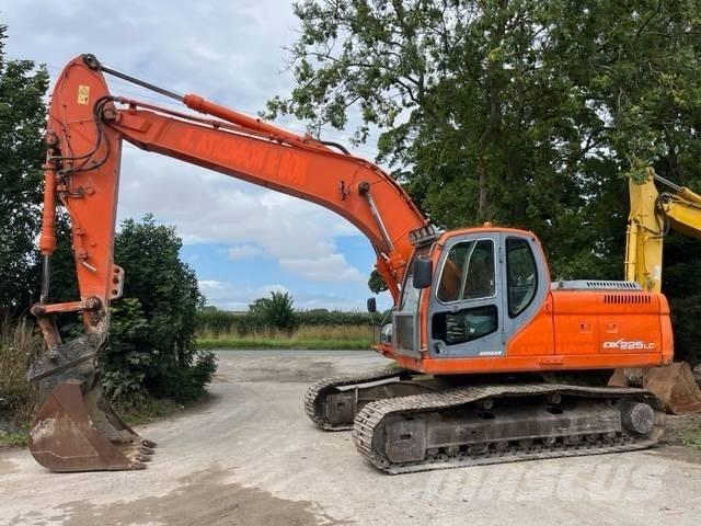 Doosan DX 225 LC 大型油圧ショベル12t以上（パワーショベル・ユンボ）