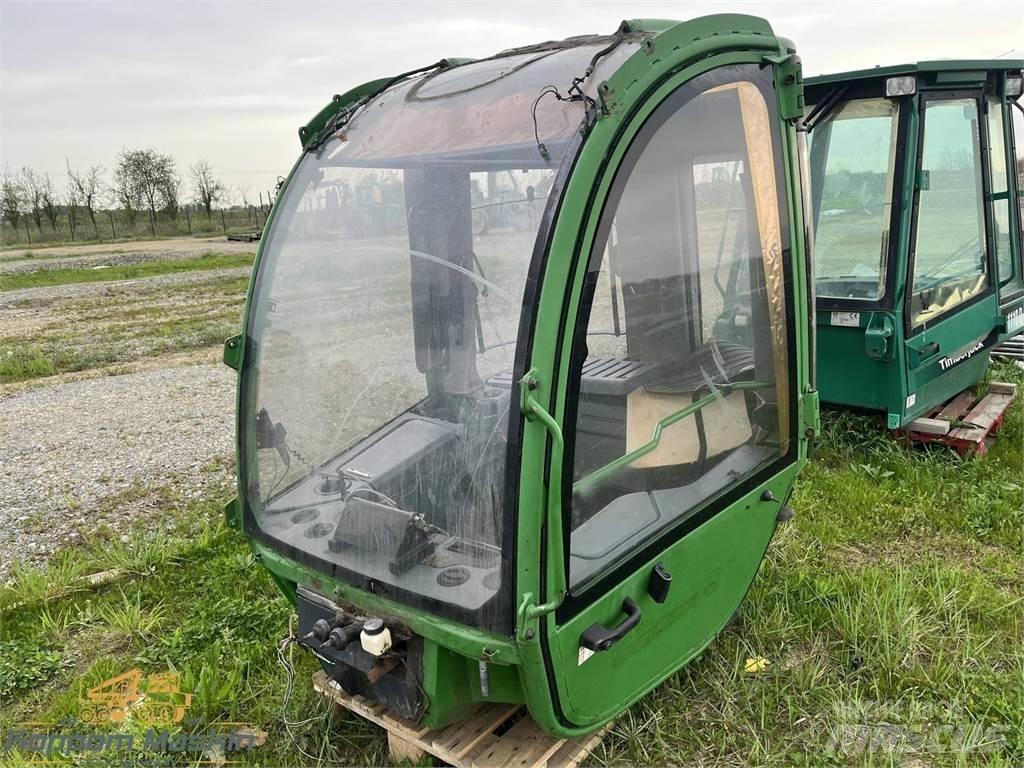 John Deere 1470E キャビン及び内装